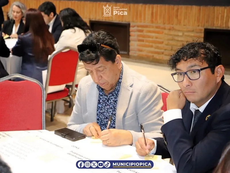 Asistentes toman notas en una mesa de trabajo de la jornada sobre redes eléctricas